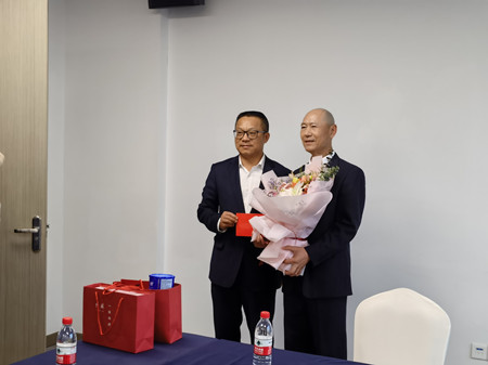 市總工會(huì)慰問(wèn)勞模嚴(yán)安翔1(鄒律)_副本.jpg 市總工會(huì)慰問(wèn)勞模嚴(yán)安翔1(鄒律)_副本.jpg