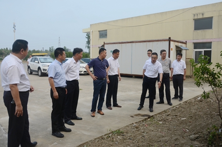 集團(tuán)領(lǐng)導(dǎo)督查公交2_副本.jpg 集團(tuán)領(lǐng)導(dǎo)督查公交2_副本.jpg