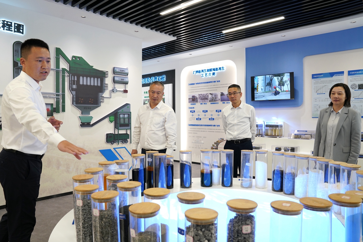 20241009市國資委黨委書記、主任陳文榮參觀杭州灣綠色養(yǎng)護(hù)公司展廳，右起李利、柏衛(wèi)東、陳文榮（李阿梅 攝）.jpg