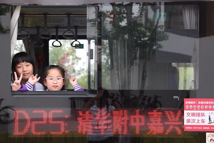 【外媒】市本級(jí)打造首條小學(xué)生定制公交錄用4月17日嘉興日?qǐng)?bào)第1版趙穎碩攝 (1)_副本.jpg